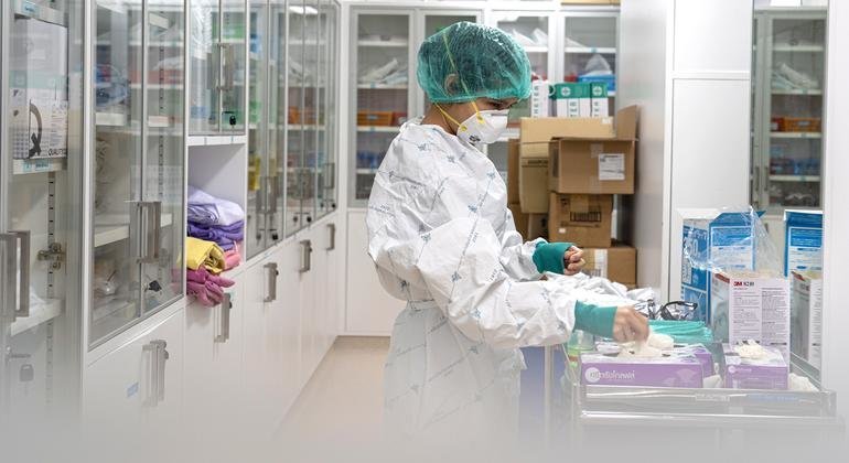 New COVID-19 variants under the microscope as travel bans mount over UK strain